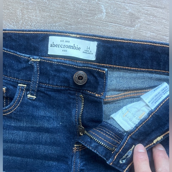 Abercrombie Kids Dark Wash Denin Low Rise Shorts Girls Sz 14 - Picture 3 of 4